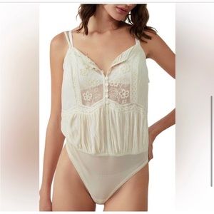Free people intimately embroidered button detail cream bodysuit sz.XS